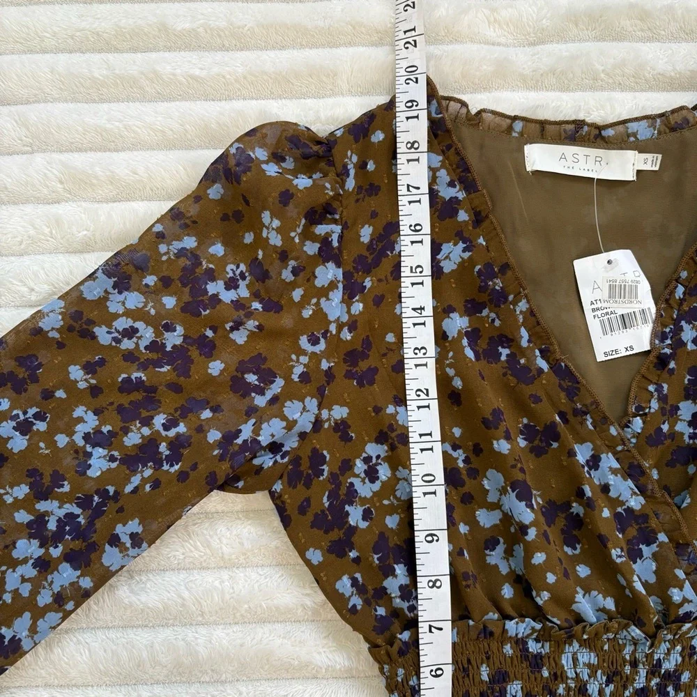NWT ASTR THE LABEL Brown Blue Floral Smocked Surplice Blouse XS Puff Sleeve